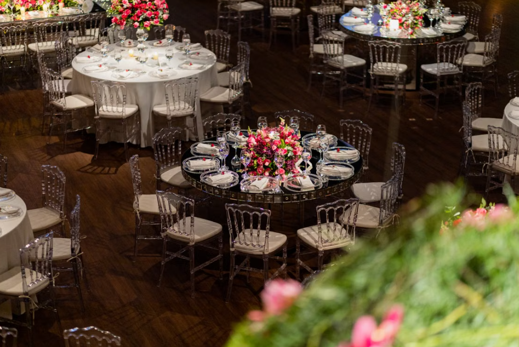 Affordable Luxury Mirrored Round Table Floral Arrangement – Crystal Chair Banquet Template